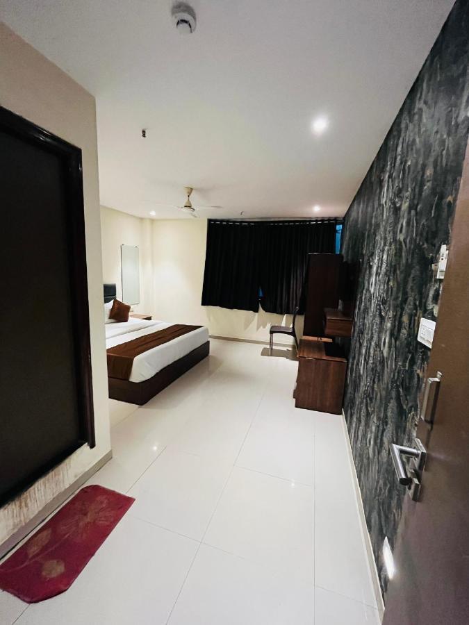 Hotel Nova Vesu Сурат Екстер'єр фото